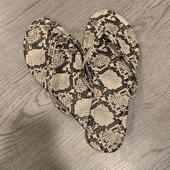Snakeskin double strap flip flops, size 9, hard sole, in perfect condition - Picture 3 of 5